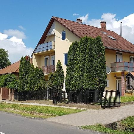 Szolad Grosses Ferienhaus Plattensee Balaton - Nyaralo Haz 6 Szobaval, 5 Fuerdoszobaval, 3000 Nm 아파트 외부 사진