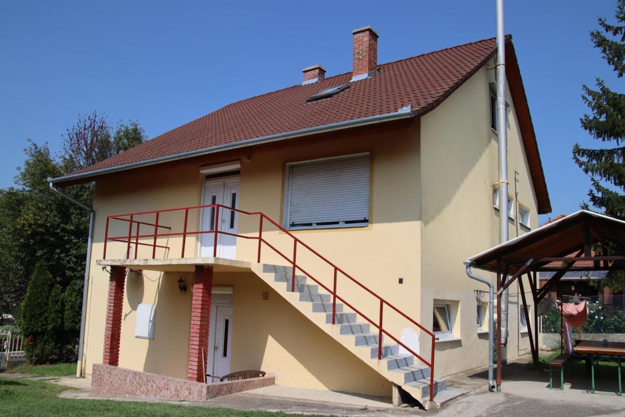 Szolad Grosses Ferienhaus Plattensee Balaton - Nyaralo Haz 6 Szobaval, 5 Fuerdoszobaval, 3000 Nm 아파트 외부 사진
