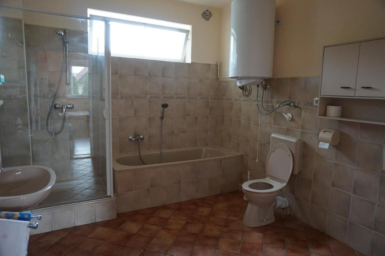 Szolad Grosses Ferienhaus Plattensee Balaton - Nyaralo Haz 6 Szobaval, 5 Fuerdoszobaval, 3000 Nm 아파트 외부 사진