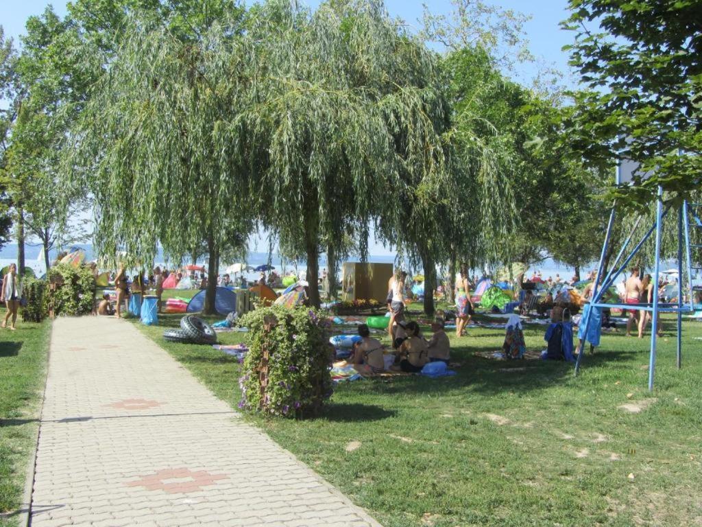 Szolad Grosses Ferienhaus Plattensee Balaton - Nyaralo Haz 6 Szobaval, 5 Fuerdoszobaval, 3000 Nm 아파트 외부 사진