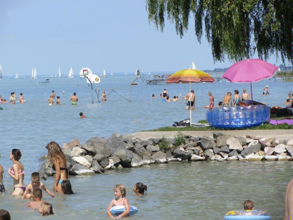 Szolad Grosses Ferienhaus Plattensee Balaton - Nyaralo Haz 6 Szobaval, 5 Fuerdoszobaval, 3000 Nm 아파트 외부 사진