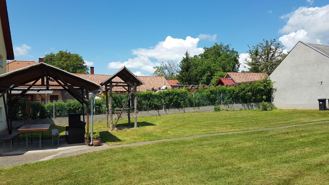 Szolad Grosses Ferienhaus Plattensee Balaton - Nyaralo Haz 6 Szobaval, 5 Fuerdoszobaval, 3000 Nm 아파트 외부 사진
